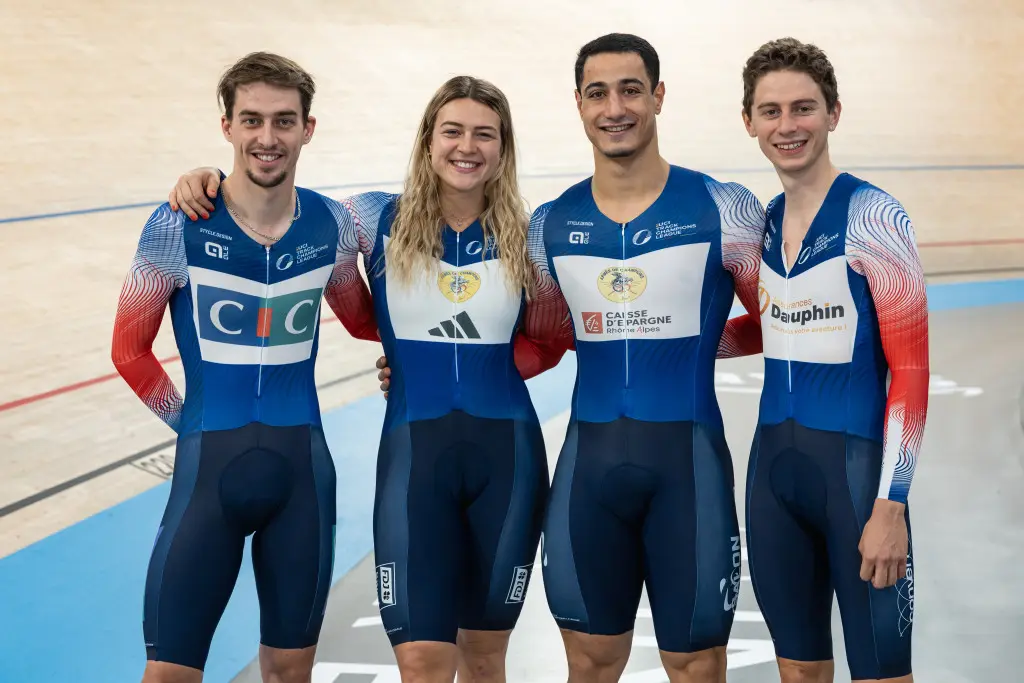 Le trio de pistards provençaux (Mathilde Gros, Rayan Helal, Oscar Nilsson-Julien) réuni aux côtés de Clément Petit (à g.) avant la première manche de la Track Champions League 2024.
