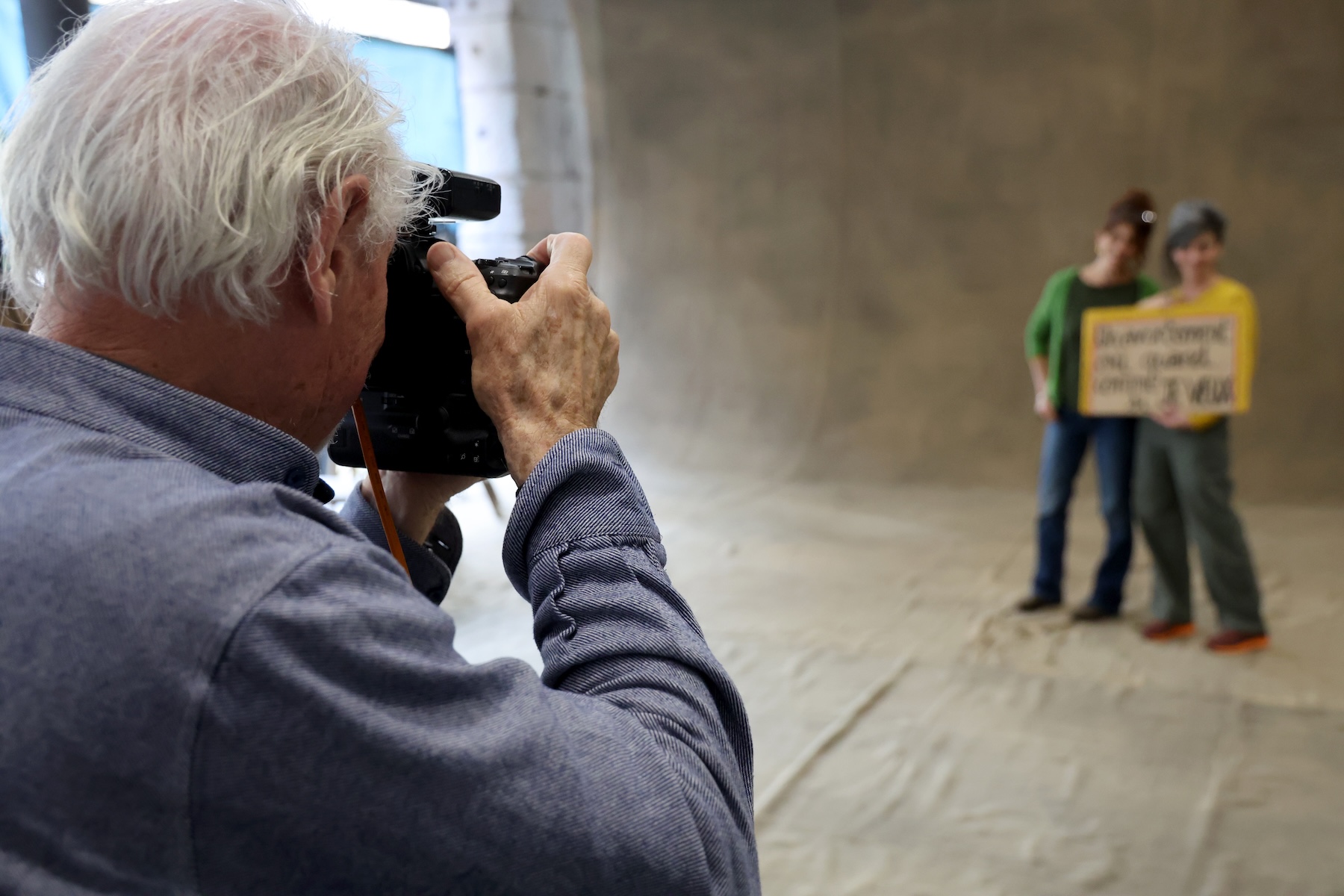 Yann Arthus Bertrand, one of France s most renowned photographers, will be in Marseille from December 17 to 20. Set up at 61, La Canebiere, his temporary studio is offering Marseilles residents the chance to be photographed free of charge. A simple, authentic shot for an ambitious project: The French and those who live in France, with a book due for publication in October 2025 in Marseille, Southern France on December 18, 2024.
Yann Arthus Bertrand, l un des photographes francais les plus renommes, pose ses valises a Marseille du 17 au 20 decembre. Installe au 61, La Canebiere, son studio temporaire offre aux Marseillais la possibilite d etre photographies gratuitement. Un cliche simple, authentique, pour un projet ambitieux : Les Français et ceux qui vivent en France avec la sortie d un livre pour Octobre 2025 a Marseille le mercredi 18 decembre 2024.